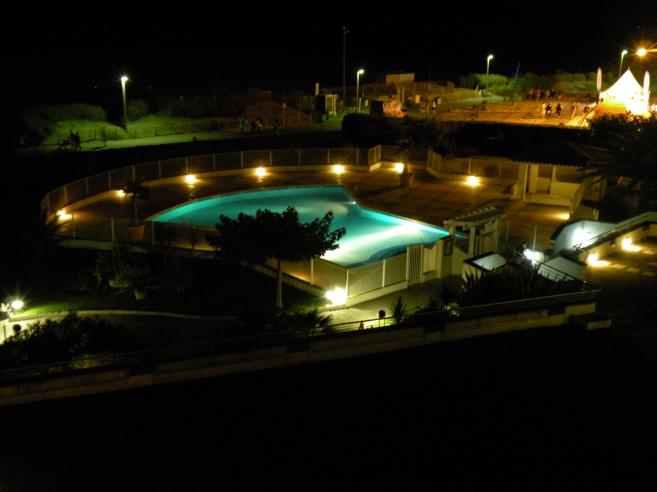  piscine illuminée de la résidence le sunset